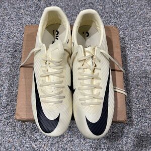 Nike Cream and Black Men's Shoes